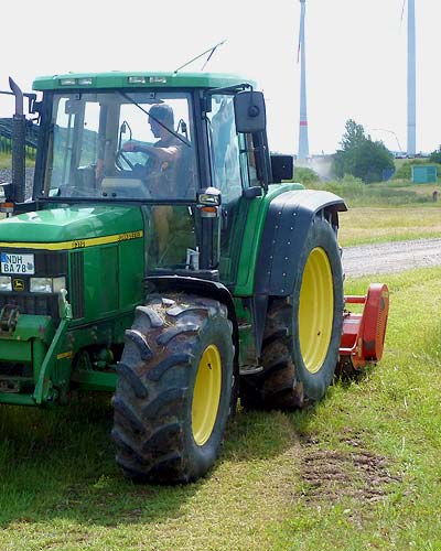 Pflege von Rasenflächen mit Mähtechnik